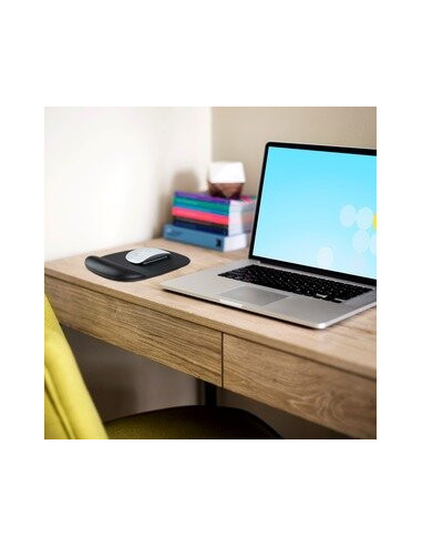 StarTech.com Mouse Pad with Hand... StarTech.com Mouse Pad with Hand...